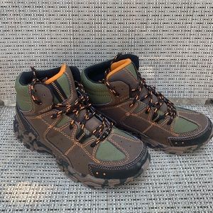 EUC boys size 2 Rugged Outback boots.